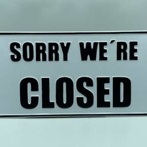 Kansainvälinen  Sorry We´Re Closed kyltti, prässättyä alumiinia.